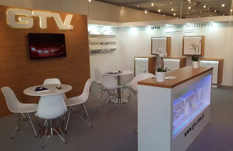 Выставочный стенд GTV с мебельной фурнитурой, тумбами и зоной для переговоров